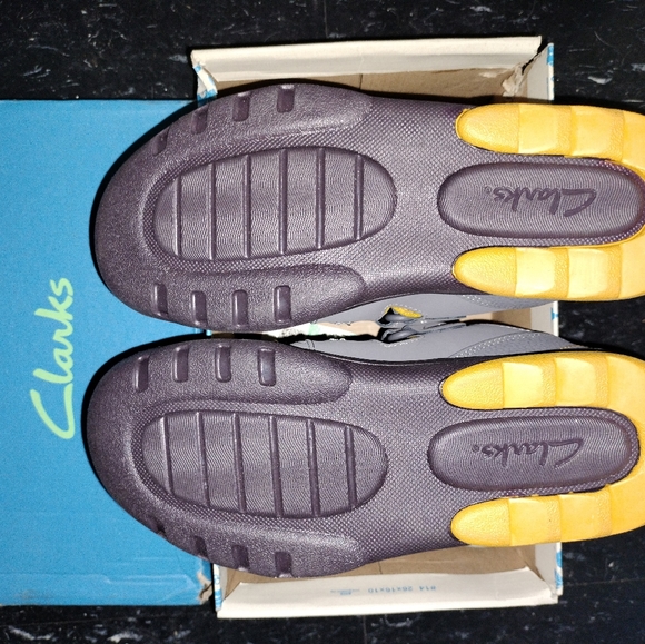 BRAND NEW PAIR OF CLARKS GIRLS SANDALS - Picture 4 of 6